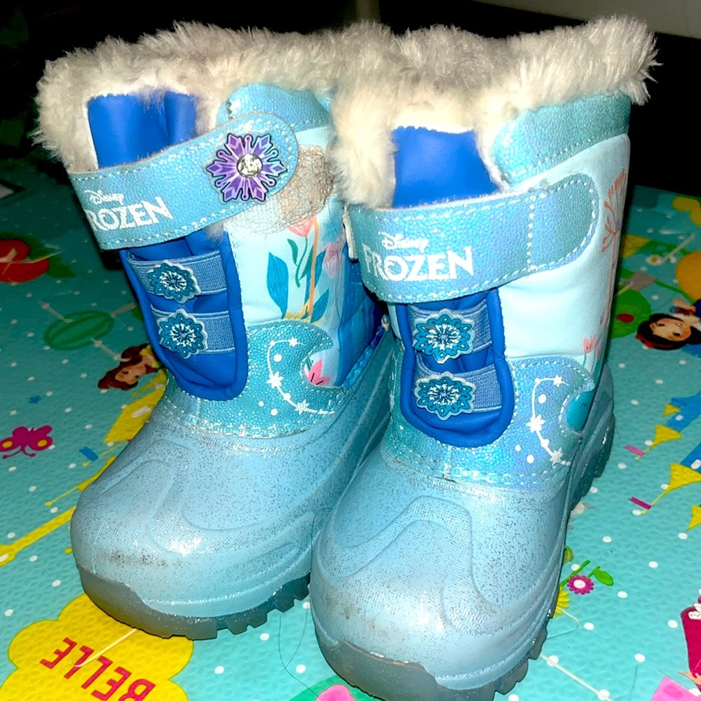 Disney’s Kids FROZEN Light-up Snow Boots size 8. Gently used; great condition!